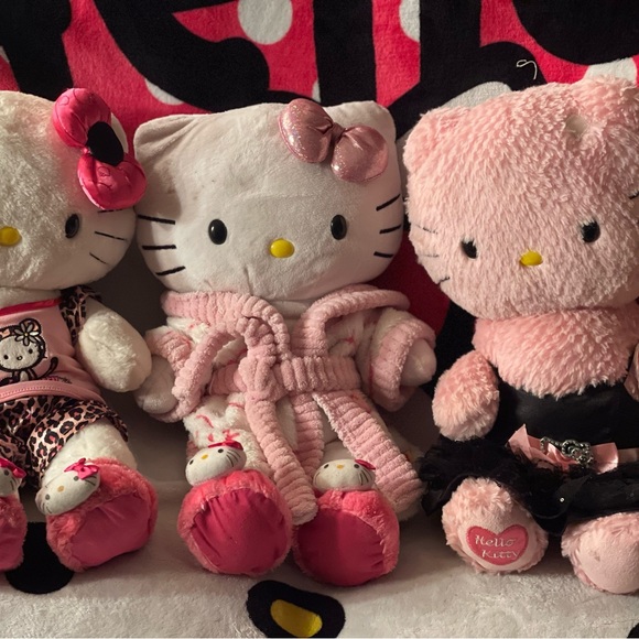 Hello Kitty Build a bear fully clothed and still new - Picture 5 of 13